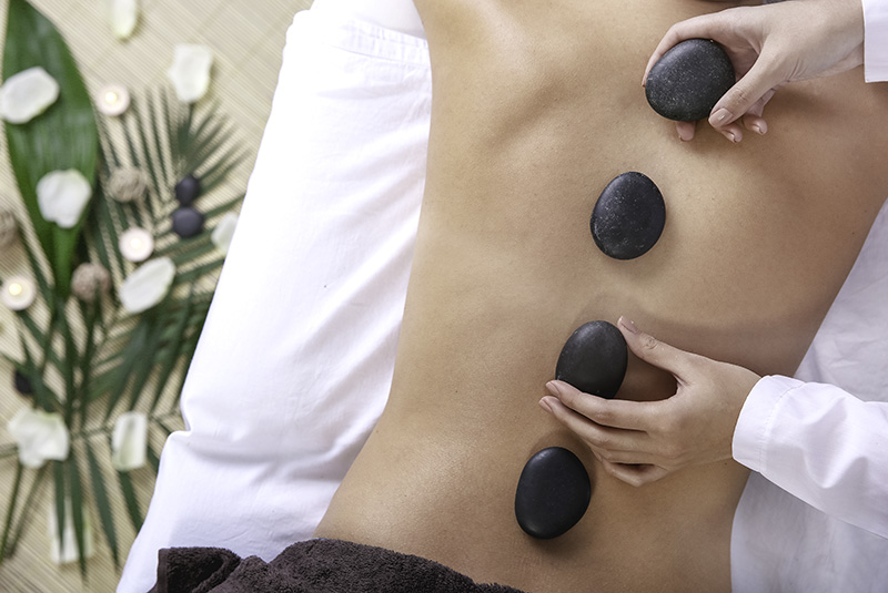 Massaggio Hot Stone con pietre ruvide calde